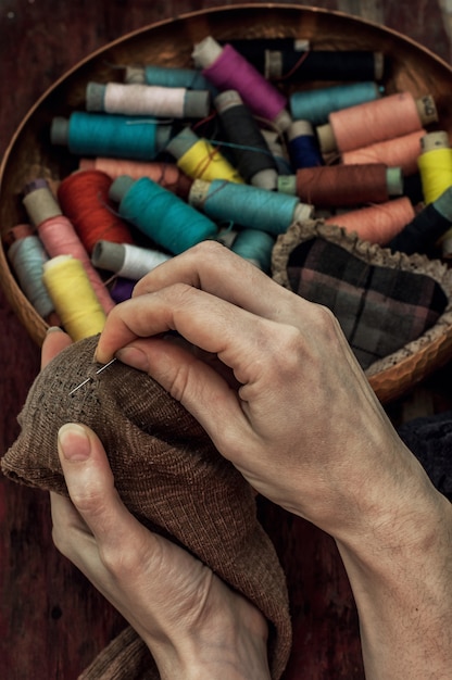 Detail ihly a nití pri vyšívaní